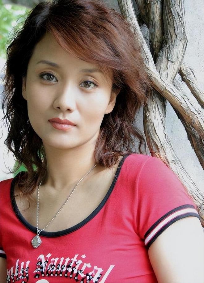 李穎個(gè)人資料年齡，全面解讀一位閃耀明星的生涯與成長(zhǎng)歷程，閃耀明星李穎，生涯成長(zhǎng)歷程與年齡解讀